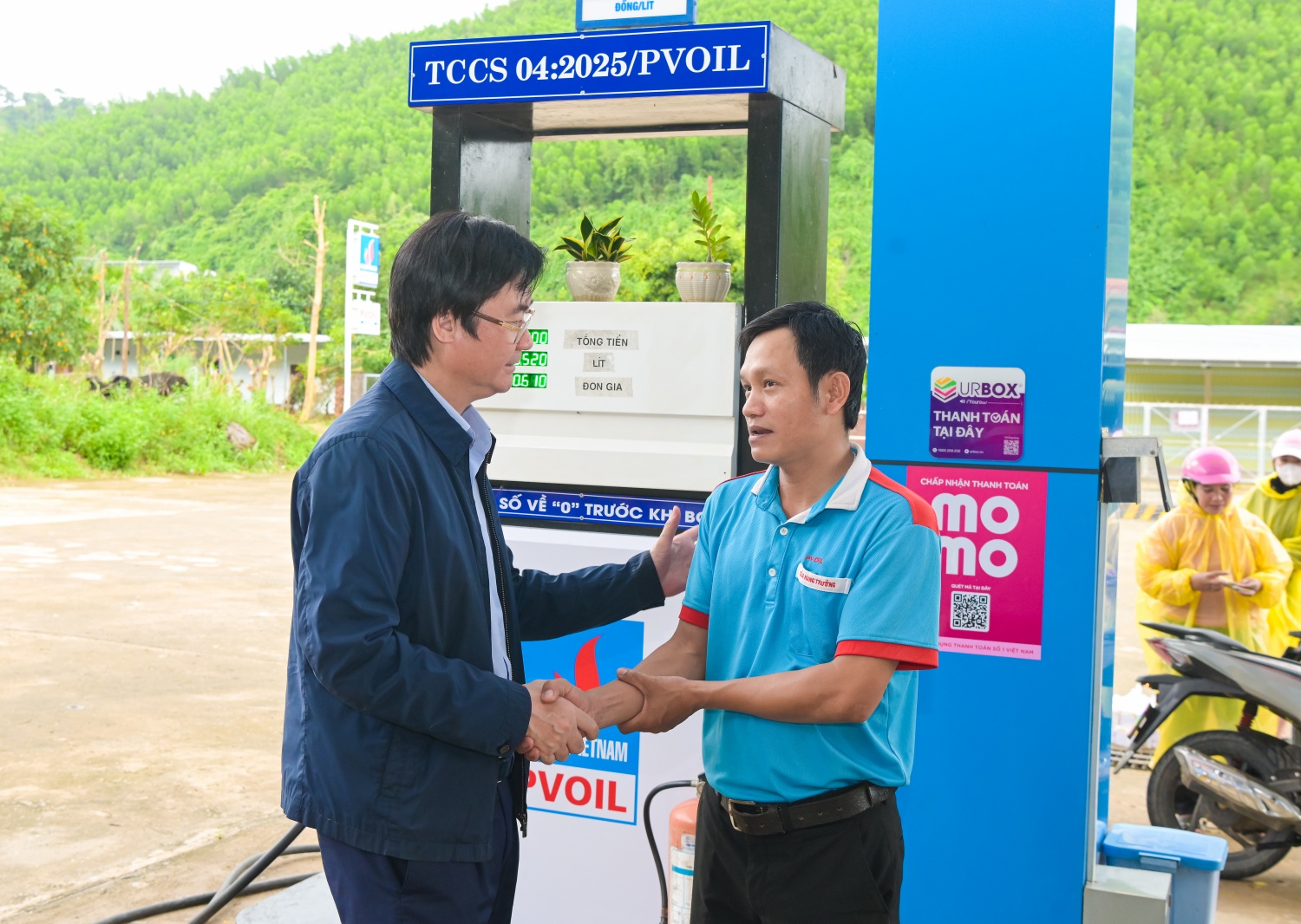 Đồng chí Nguyễn Mạnh Kha thăm, tặng quà người lao động Petrovietnam đang công tác tại Khánh Hòa.