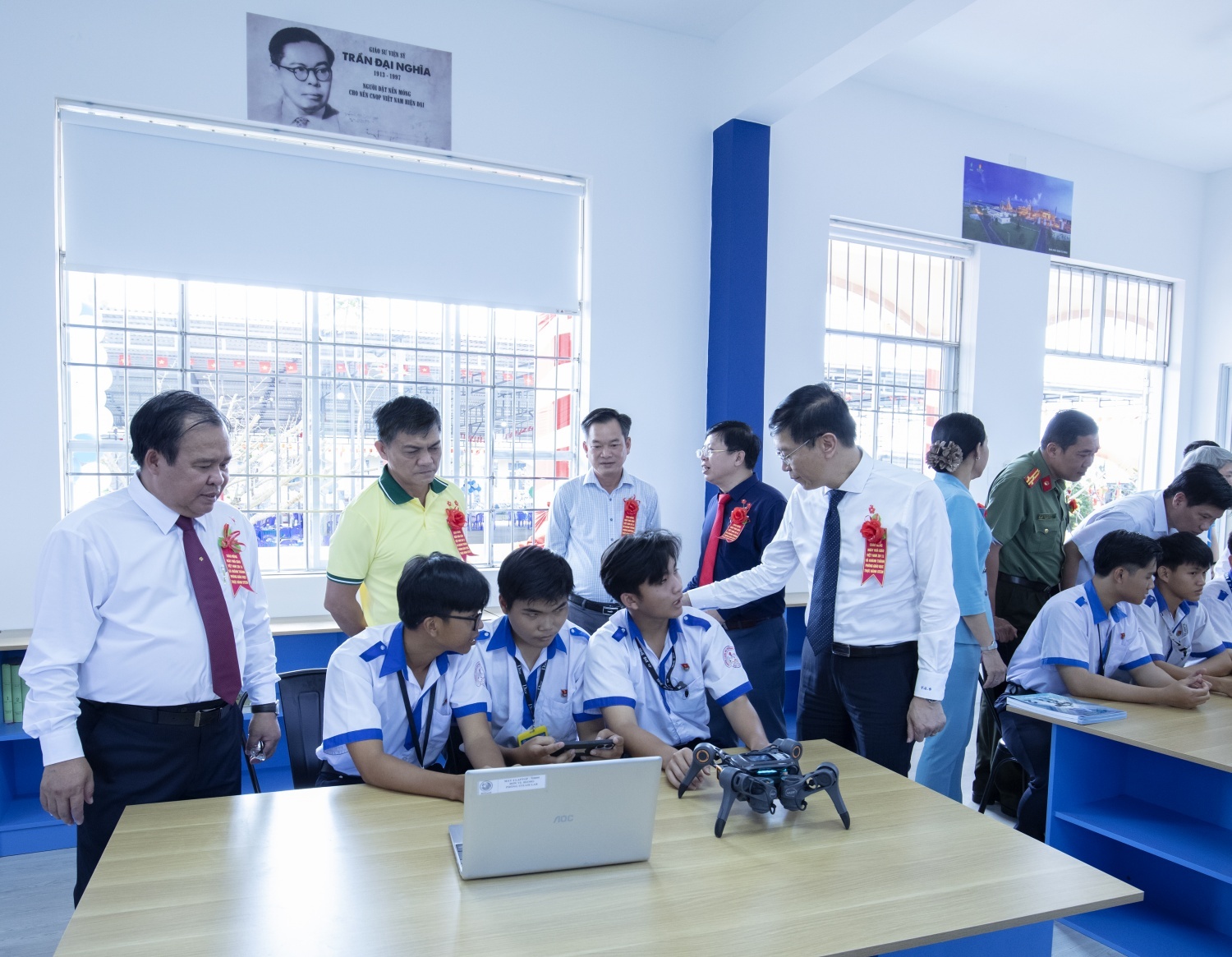 Ông Nguyễn Minh Luân - Phó Chủ tịch UBND tỉnh Cà Mau, ông Trần Quang Dũng - Phó Bí thư thường trực Đảng ủy Petrovietnam và các đại biểu tham quan, trao đổi với các em học sinh tại phòng thực hành giáo dục STEM Trường THPT Võ Văn Kiệt (Cà Mau) do Petrovietnam trao tặng