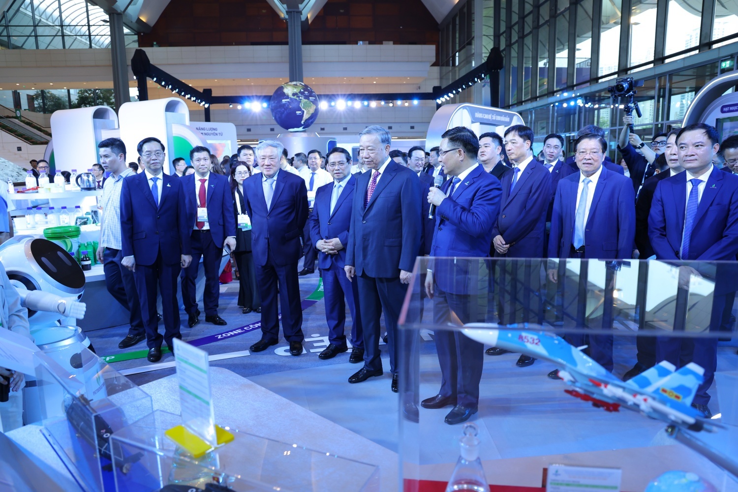 Chủ tịch HĐTV Petrovietnam Lê Mạnh Hùng giới thiệu với Tổng Bí thư Tô Lâm, Thủ tướng Phạm Minh Chính và các đồng chí lãnh đạo Đảng, Nhà nước về các thành tựu khoa học, công nghệ của Tập đoàn