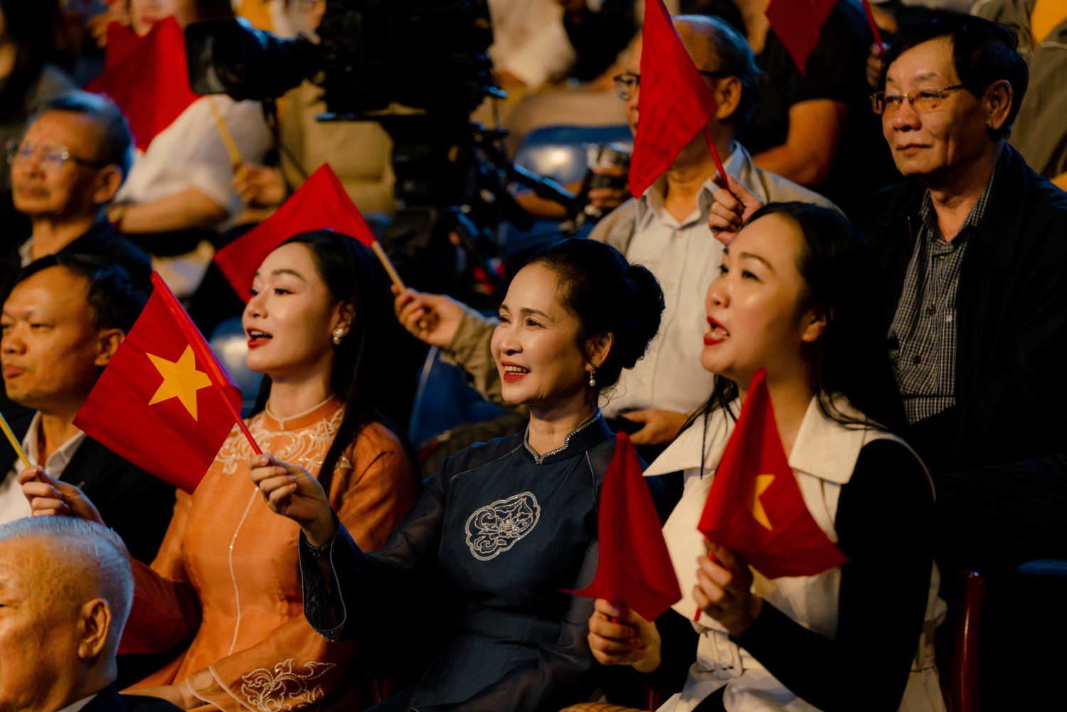 Ngoài ra, chương trình còn có sự hiện diện của các khách mời như NSND Lan Hương, hoa hậu Ngọc Hân, NSUT Quách Thu Phương, nhạc sĩ Trương Quý Hải,...