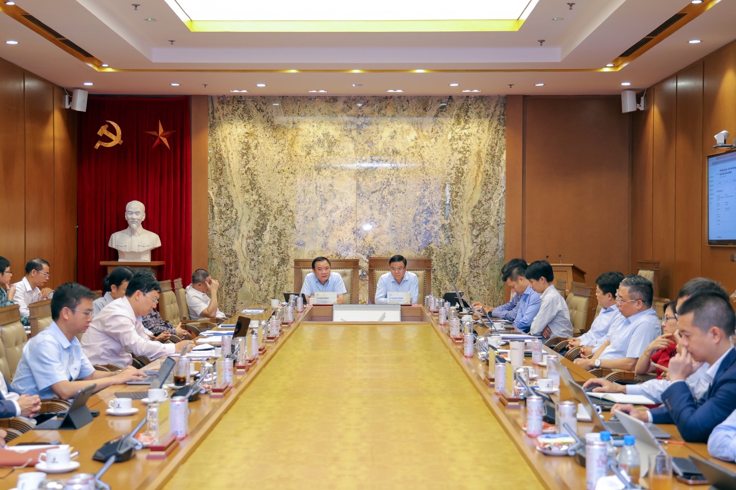 Chủ tịch HĐTV Petrovietnam Lê Mạnh Hùng và Tổng Giám đốc Petrovietnam Lê Ngọc Sơn chủ trì cuộc họp Ban Chỉ đạo KHCN, ĐMST và CĐS Petrovietnam lần thứ 4.
