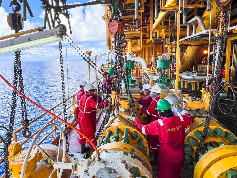 Người lao động Petrovietnam thực hiện công tác bảo dưỡng, sửa chữa trên giàn khoan ngoài biển.