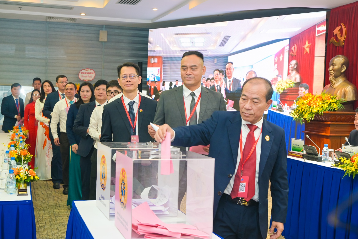Các đại biểu bầu Ban Chấp hành Công đoàn Petrovietnam nhiệm kỳ 2025-2030 và bầu đoàn đại biểu dự Đại hội Công đoàn cấp trên.