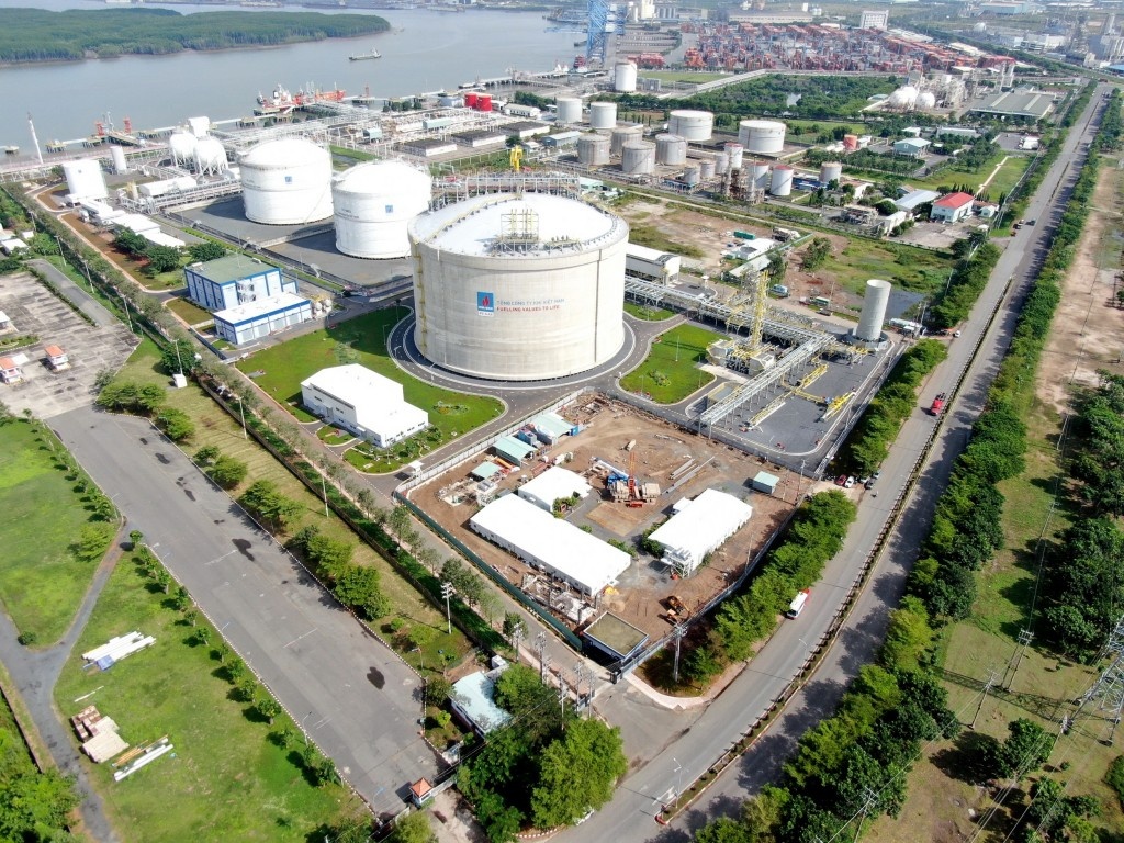 Việc phát triển điện khí LNG, mở rộng sang các lĩnh vực năng lượng tái tạo, nghiên cứu hydrogen, amoniac xanh hay các giải pháp giảm phát thải trong chuỗi dầu khí cho thấy Petrovietnam đang đóng vai trò “cầu nối” giữa hiện tại và tương lai của hệ thống năng lượng (Ảnh: Kho cảng LNG Thị Vải của PV GAS)