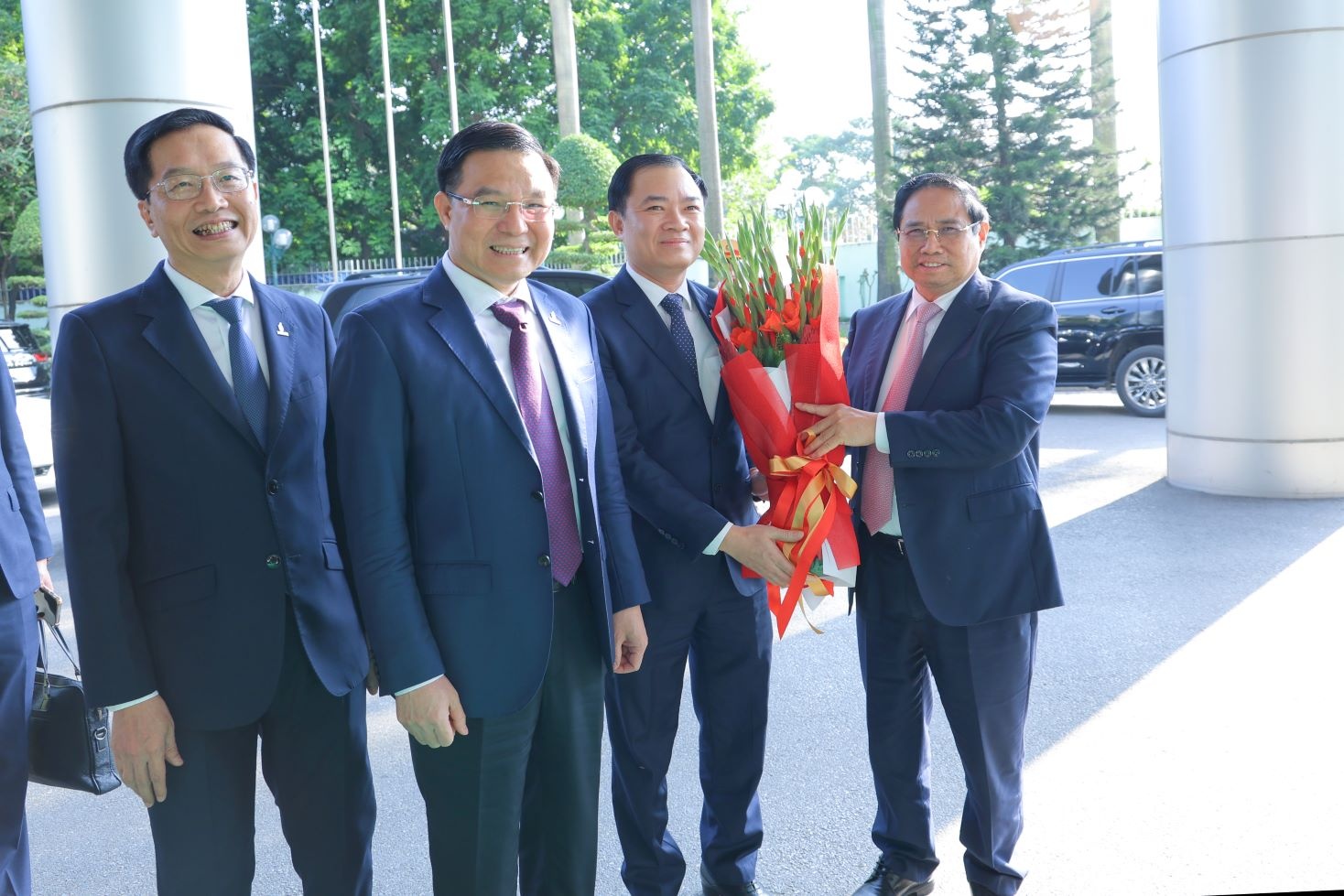 Lãnh đạo Bộ Công Thương và Petrovietnam chào đón Thủ tướng Chính phủ đến tham dự Hội nghị Tổng kết công tác năm 2025 và triển khai nhiệm vụ năm 2026 của Petrovietnam