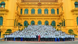 Đoàn đại biểu dự Đại hội Đoàn Thanh niên Chính phủ lần thứ I báo công dâng Bác