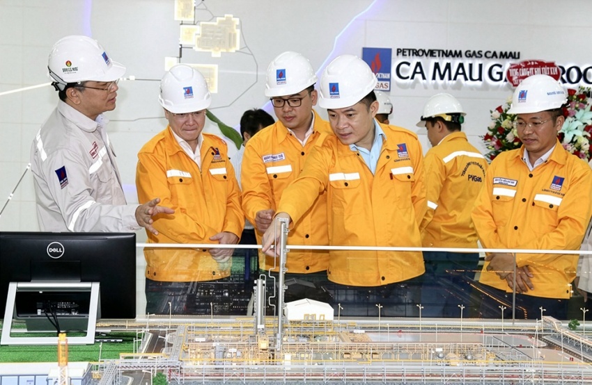 Chủ tịch HĐTV, Tổng Giám đốc Petrovietnam Lê Ngọc Sơn kiểm tra hoạt động tại Nhà máy xử lý khí Cà Mau của PV GAS.