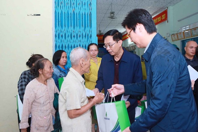Đồng chí Trần Quang Dũng - Phó Bí thư thường trực Đảng ủy Petrovietnam và đồng chí Nguyễn Mạnh Kha - Chủ tịch Công đoàn Petrovietnam trao quà cho bà con khối phố Tứ Câu, phường Điện Bàn Đông, TP Đà Nẵng bị ảnh hưởng bởi bão lũ
