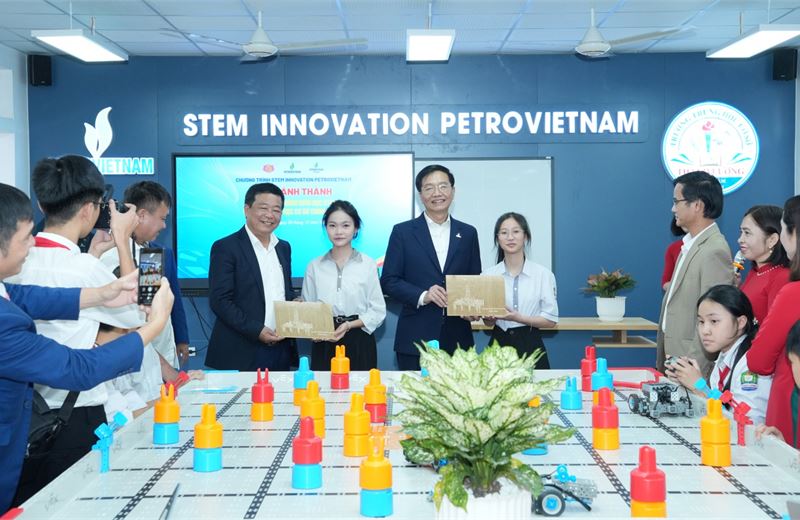 [Chùm ảnh] Petrovietnam khánh thành 3 phòng STEM tại Nghệ An và Hà Tĩnh
