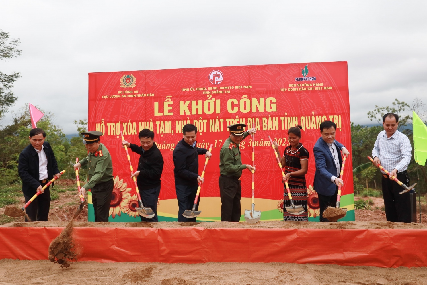 Chủ tịch HĐTV, Tổng Giám đốc Petrovietnam Lê Ngọc Sơn cùng các đại biểu thực hiện nghi thức khởi công Chương trình xoá nhà tạm, nhà dột nát trên địa bàn tỉnh Quảng Trị.