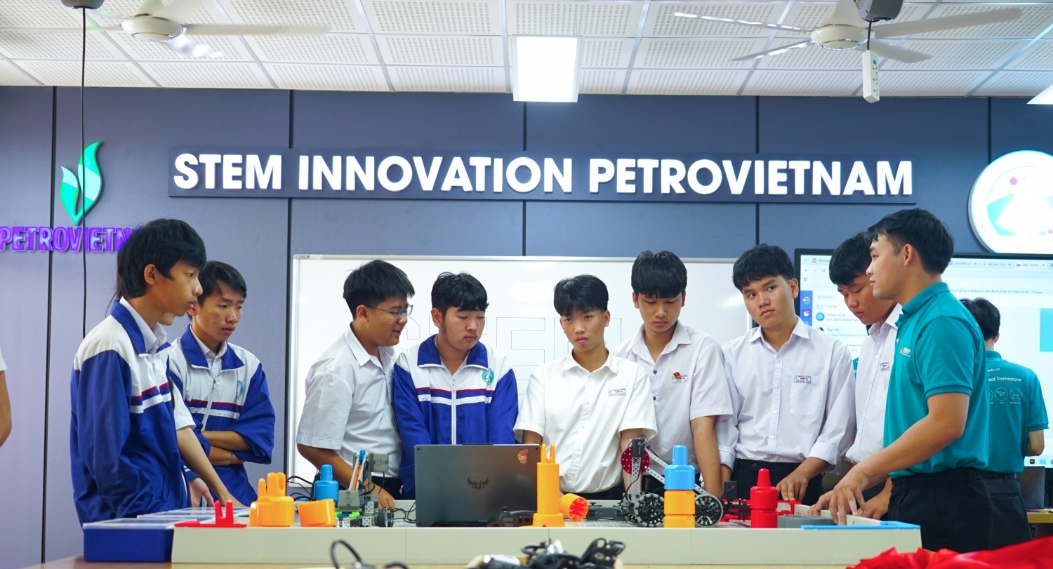 Nghĩa tình người Petrovietnam trong năm 2025 Các em học sinh hào hứng trải nghiệm các thiết bị hiện đại tại phòng STEM do Petrovietnam tài trợ tại Trường THPT Đạm Ri (Lâm Đồng)