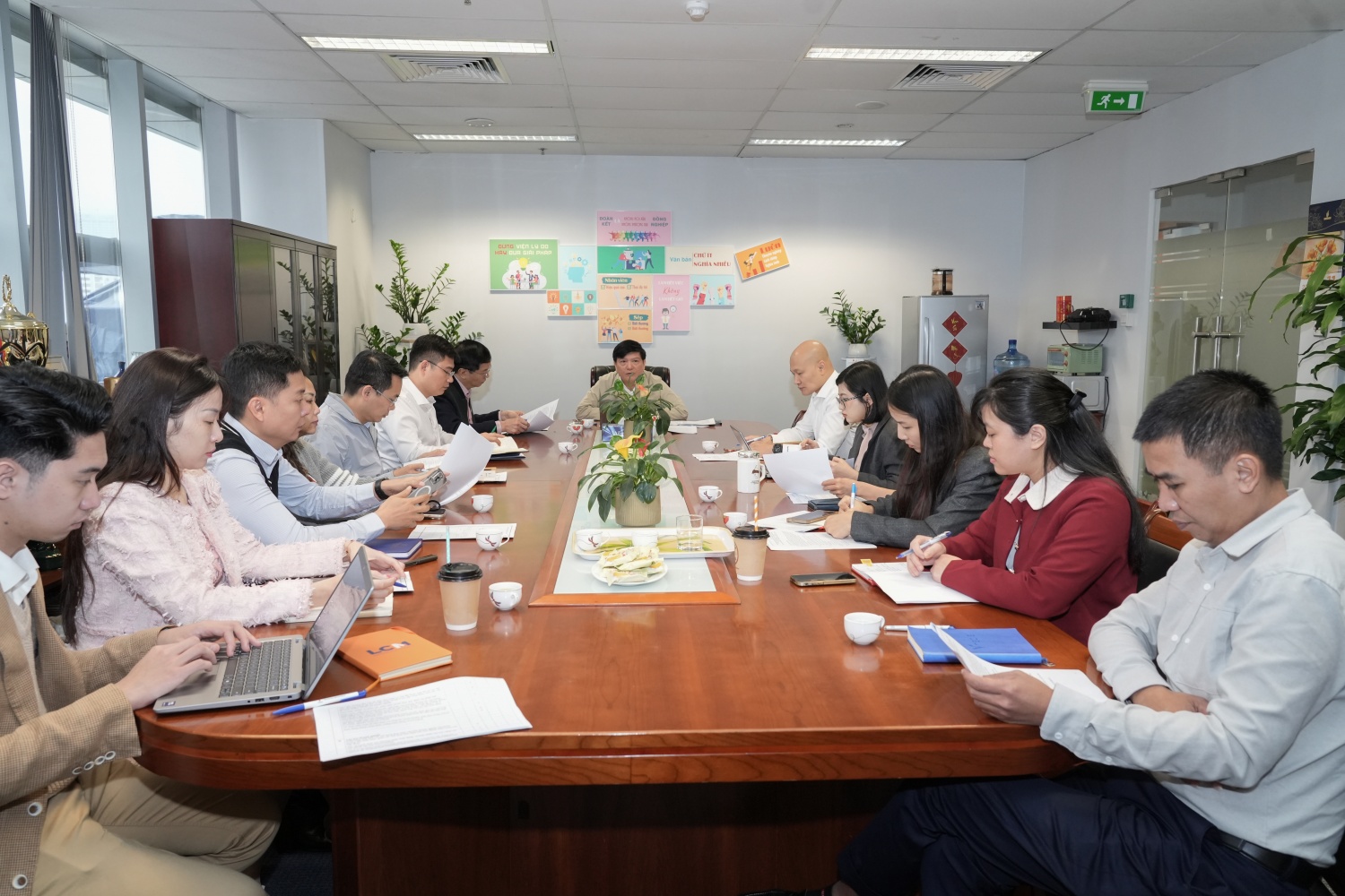 Đồng chí Trần Quang Dũng, Phó Bí thư thường trực Đảng ủy Petrovietnam sinh hoạt cùng Chi bộ Tuyên giáo - Truyền thông.