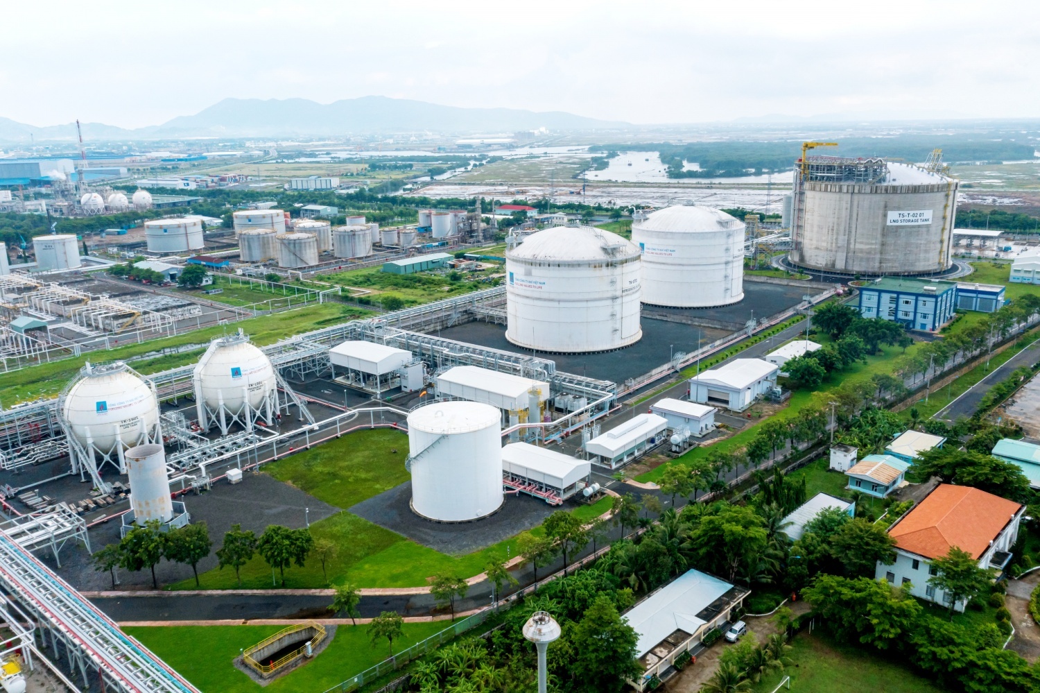 LNG được nhiều quốc gia coi là “nguồn điện nền linh hoạt” trong giai đoạn chuyển tiếp năng lượng (Ảnh: Kho cảng LNG Thị Vải của PV GAS/Petrovietnam)
