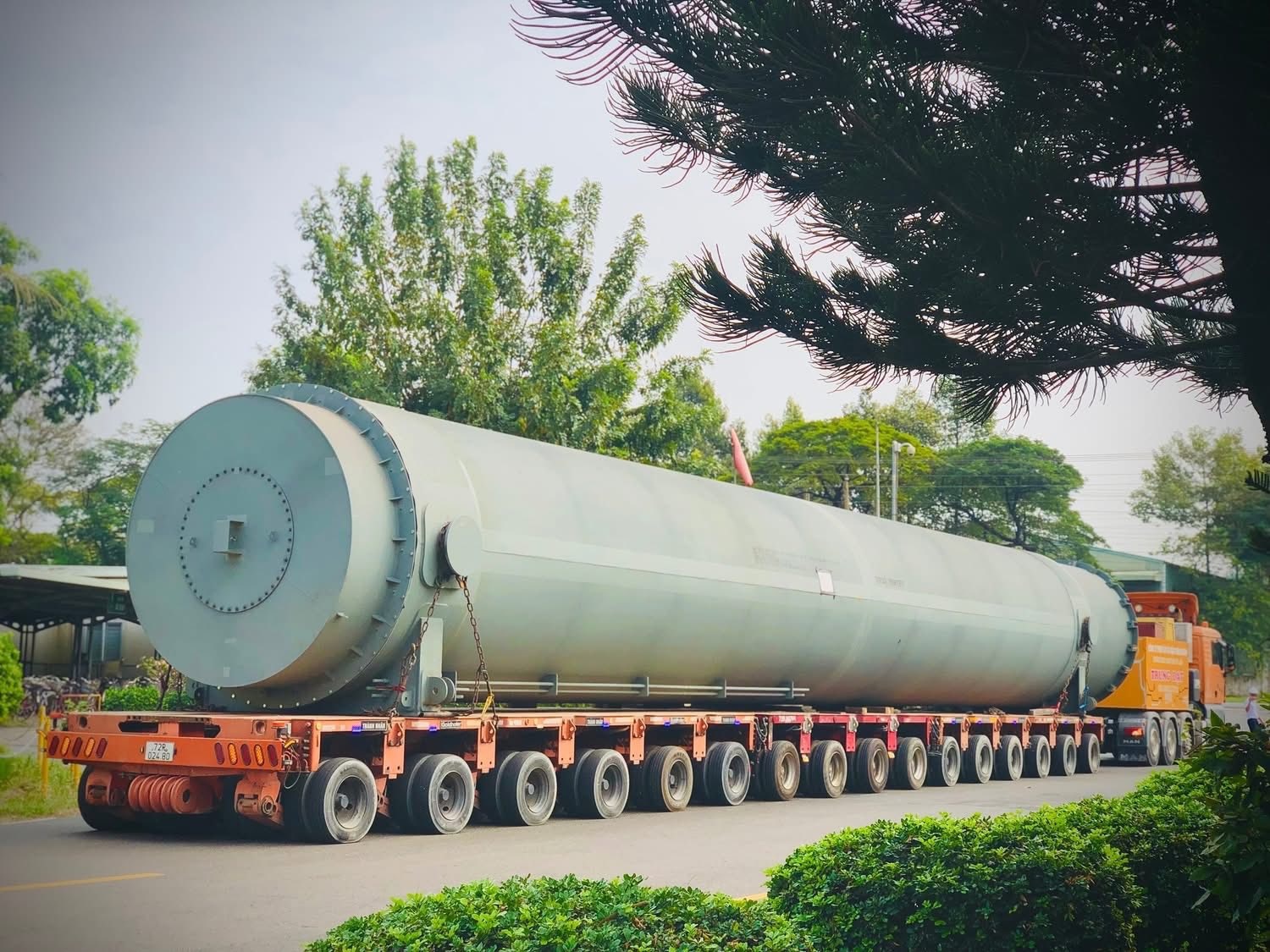 Trong đợt bảo dưỡng này, nhiều hạng mục thay thế, nâng cấp mới được triển khai, trong đó có những công việc có quy mô lớn và mức độ phức tạp cao. Đáng chú ý, hạng mục thay rọ xúc tác được thực hiện lần đầu tiên sau 21 năm vận hành, đặt ra yêu cầu đặc biệt nghiêm ngặt về kỹ thuật, an toàn và tổ chức thi công.
