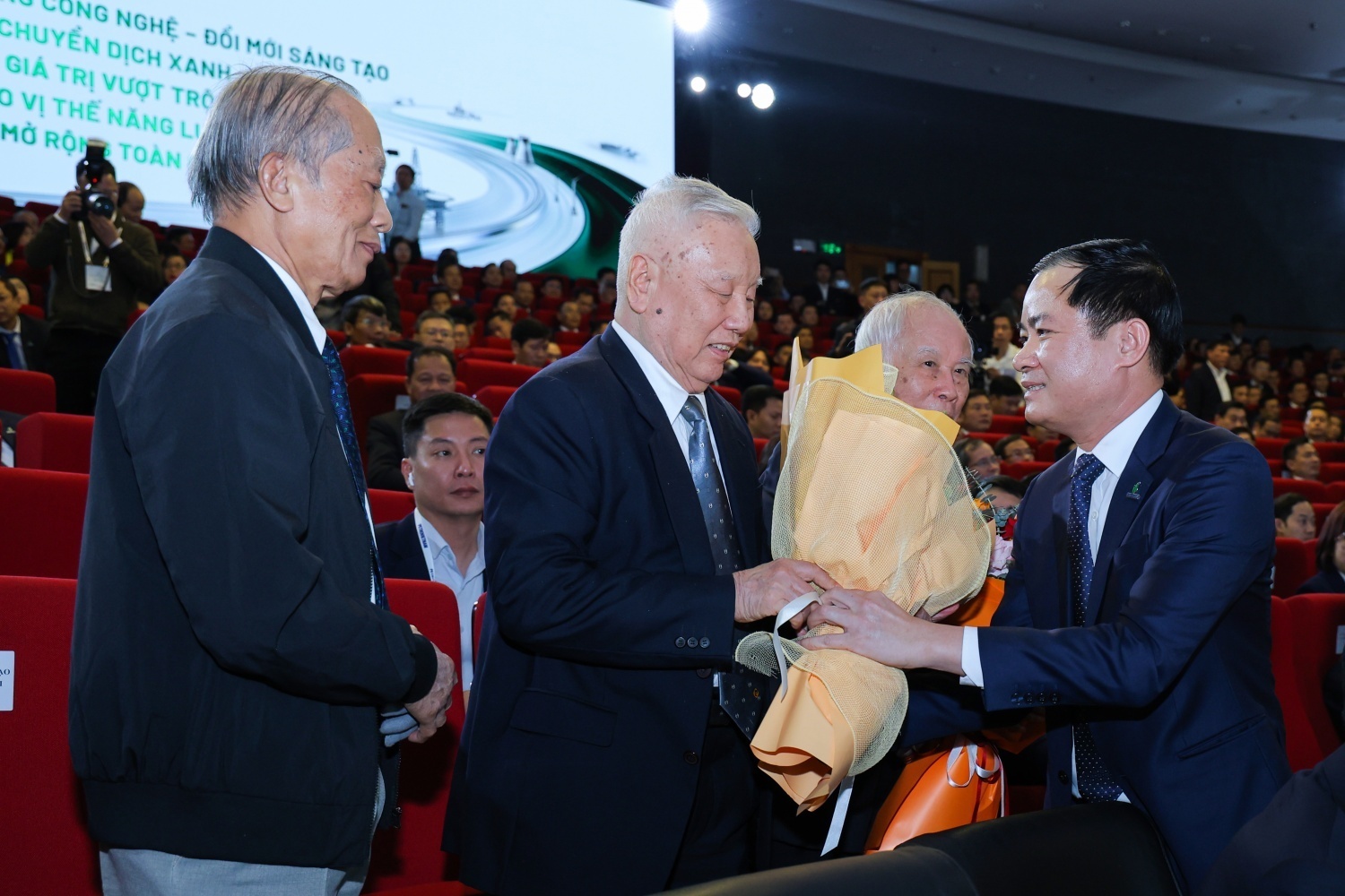Chủ tịch HĐTV, Tổng Giám đốc Petrovietnam Lê Ngọc Sơn tri ân GS.TSKH Hồ Sĩ Thoảng và các đồng chí nguyên lãnh đạo Tập đoàn.