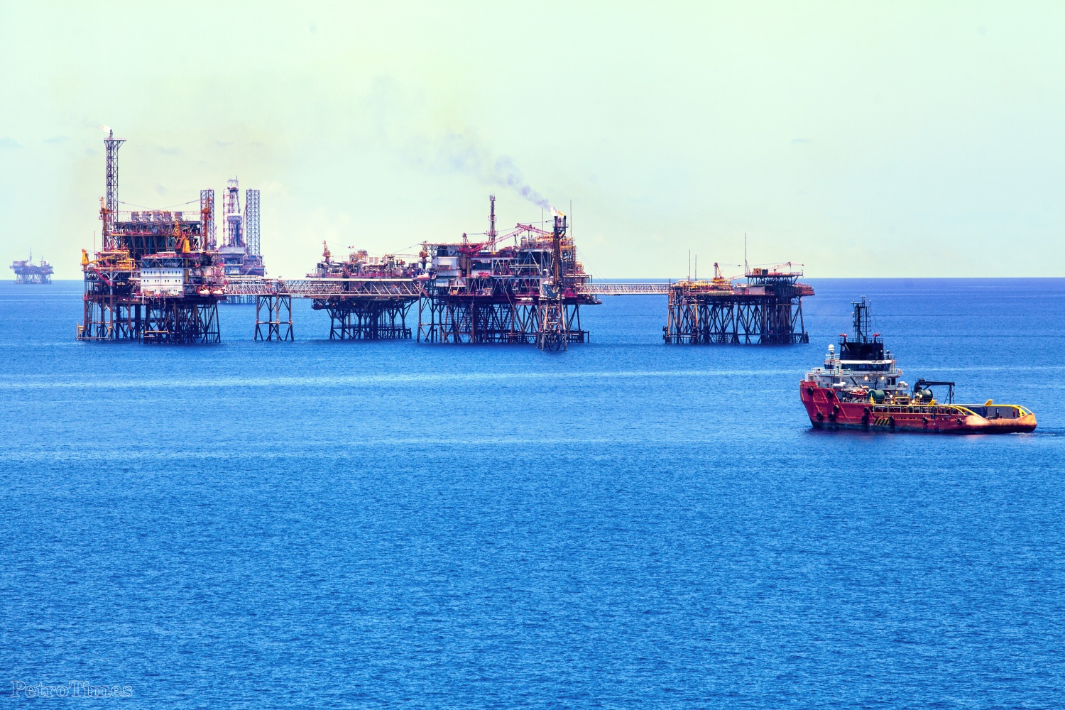 Hoạt động khai thác dầu khí của Petrovietnam/đơn vị thành viên ngoài khơi Vũng Tàu (TP Hồ Chí Minh) (Ảnh: Vương Thái)