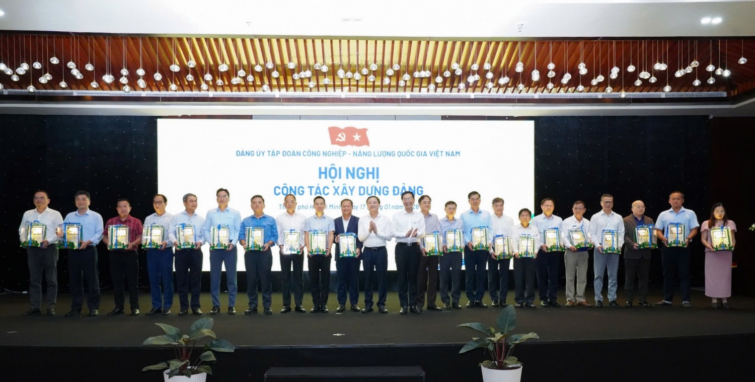 Đảng ủy Tập đoàn ghi nhận những đóng góp của 22 chi bộ, đảng bộ trực thuộc trong chặng đường hơn ba nhiệm kỳ đồng hành, gắn bó, góp phần xây dựng Đảng bộ Tập đoàn trong sạch, vững mạnh trong mô hình Đảng bộ toàn Tập đoàn.