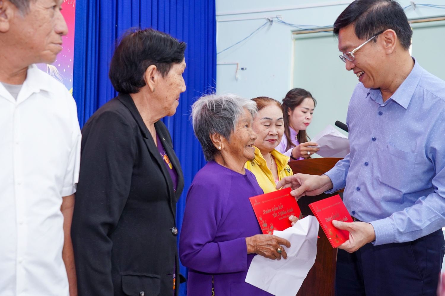 Ông Trần Quang Dũng - Phó Bí thư Đảng ủy Petrovietnam trao quà và chúc Tết cho bà con tại phường Long Sơn