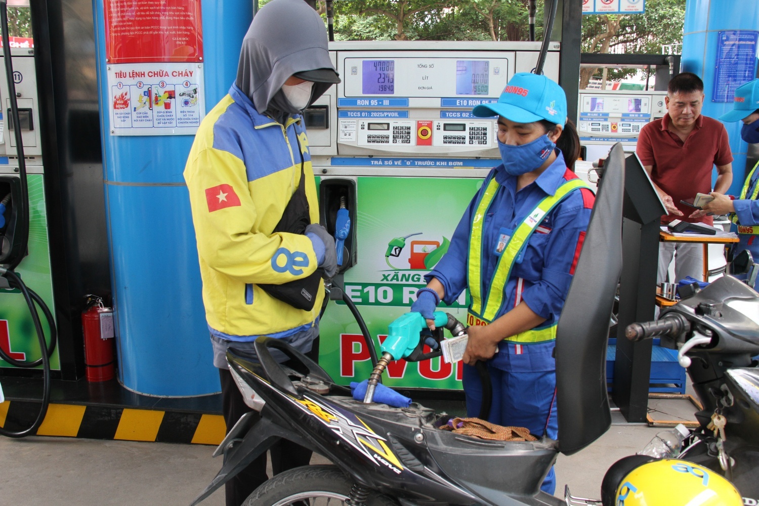Xăng sinh học E10, với đặc tính có thể sử dụng ngay trên nền tảng phương tiện hiện hữu, được xem là một giải pháp chuyển tiếp quan trọng cho bài toán đô thị xanh.
