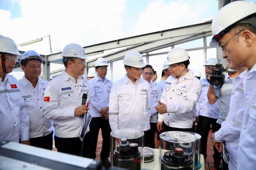 Bí thư Thành ủy TP Hồ Chí Minh Trần Lưu Quang và ông Lê Mạnh Hùng - Quyền Bộ trưởng Bộ Công Thương, nguyên Bí thư Đảng ủy, nguyên Chủ tịch HĐTV Petrovietnam thăm Trung tâm Dịch vụ Hậu cần Kỹ thuật PTSC, Vũng Tàu, TP Hồ Chí Minh