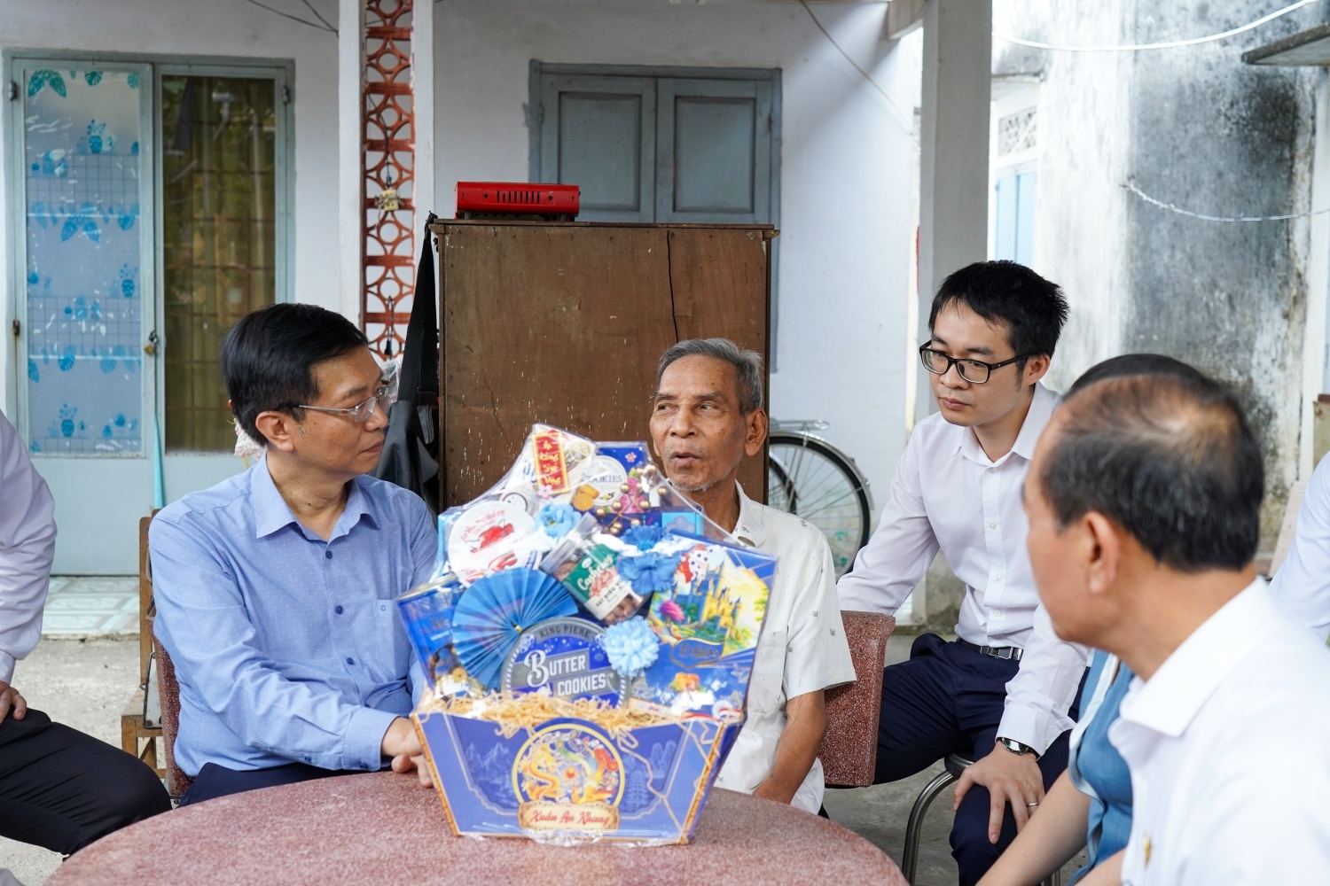 Đoàn lãnh đạo Petrovietnam trao quà cho gia đình chính sách tại phường Bà Rịa, TP Hồ Chí Minh.