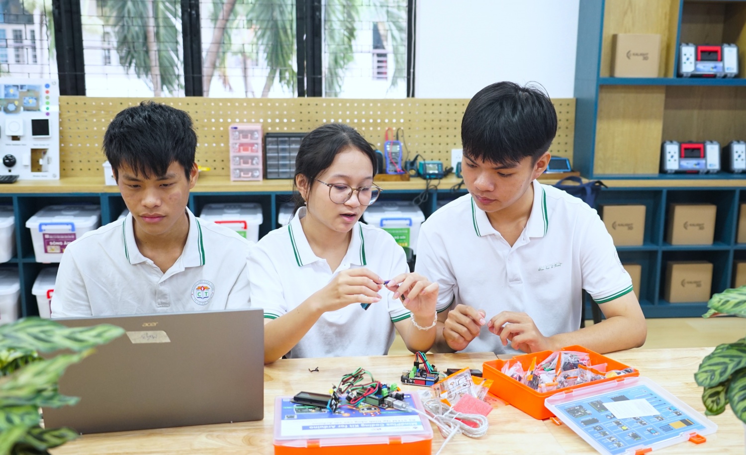 Các em học sinh Trường THPT Châu Thành trong một tiết học thực hành tại phòng STEM Innovation Petrovietnam.