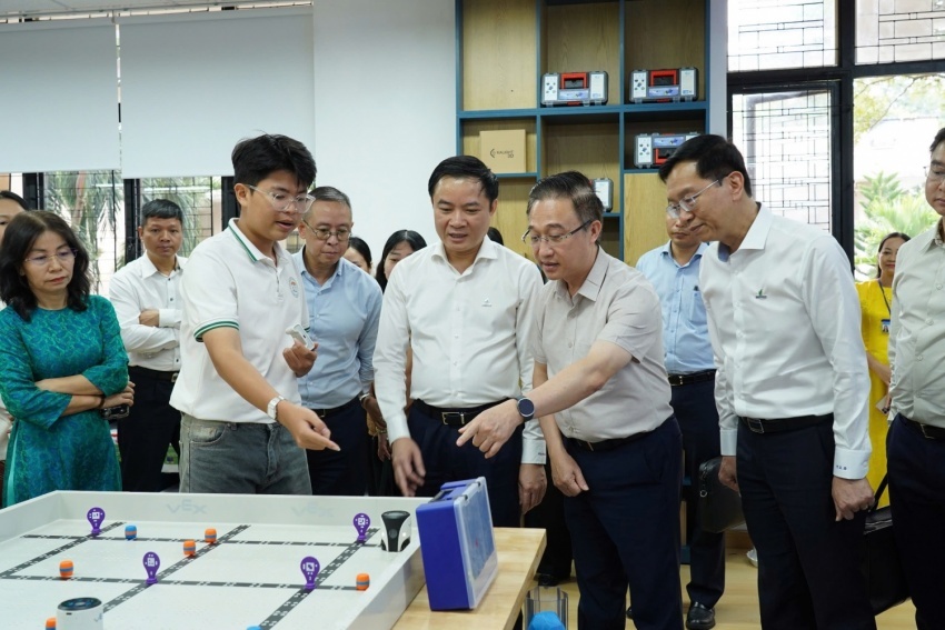 Ông Đặng Minh Thông, Phó Bí thư Thành ủy TP Hồ Chí Minh; ông Lê Ngọc Sơn - Chủ tịch HĐTV Petrovietnam, cùng các đại biểu tham quan phòng STEM mới do Petrovietnam tài trợ tại Trường THPT Châu Thành