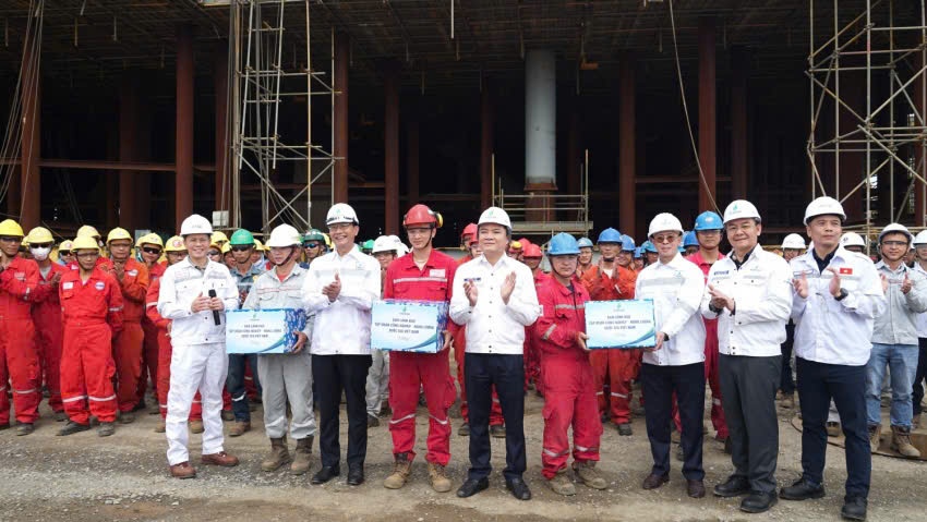 Đoàn công tác lãnh đạo Petrovietnam thăm, chúc Tết và tặng quà người lao động trên công trường Dự án Lô B, Trung tâm Công nghiệp Năng lượng và Hậu cần Kỹ thuật PTSC (phường Vũng Tàu, TP HCM).