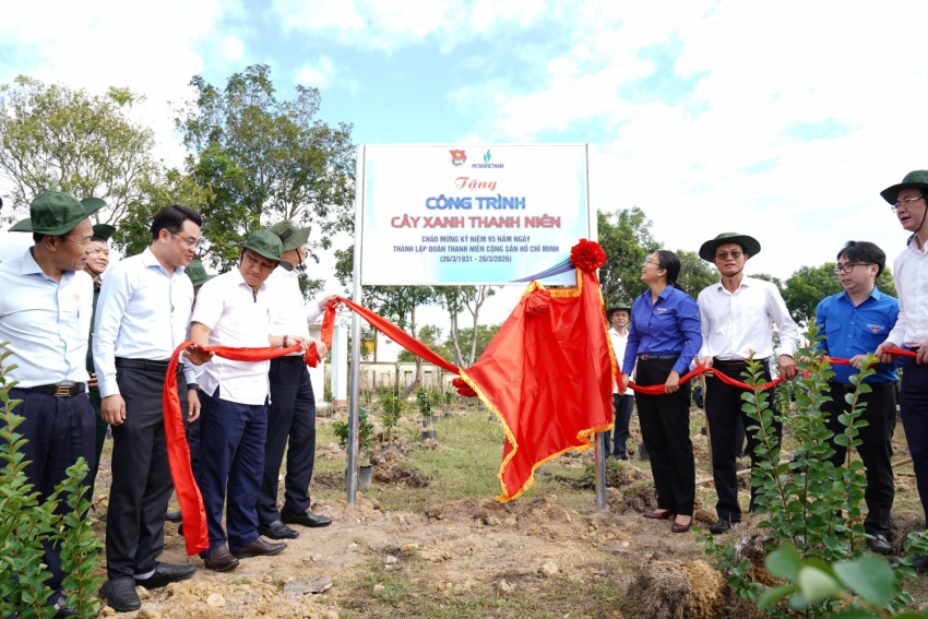 Petrovietnam trao tặng công trình 