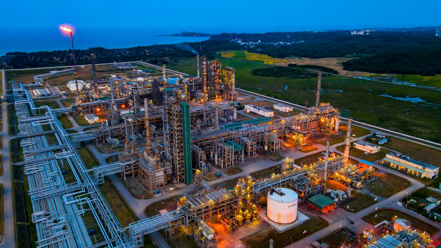 NMLD Dung Quất thuộc BSR (đơn vị thành viên của Petrovietnam), đóng vai trò quan trọng trong việc sản xuất, chế biến các dòng nhiên liệu như xăng, dầu. Nhà máy không chỉ đóng vai trò cung ứng hơn 30% nguồn cung xăng dầu trong nước mà còn góp phần đảm bảo an ninh năng lượng quốc gia.