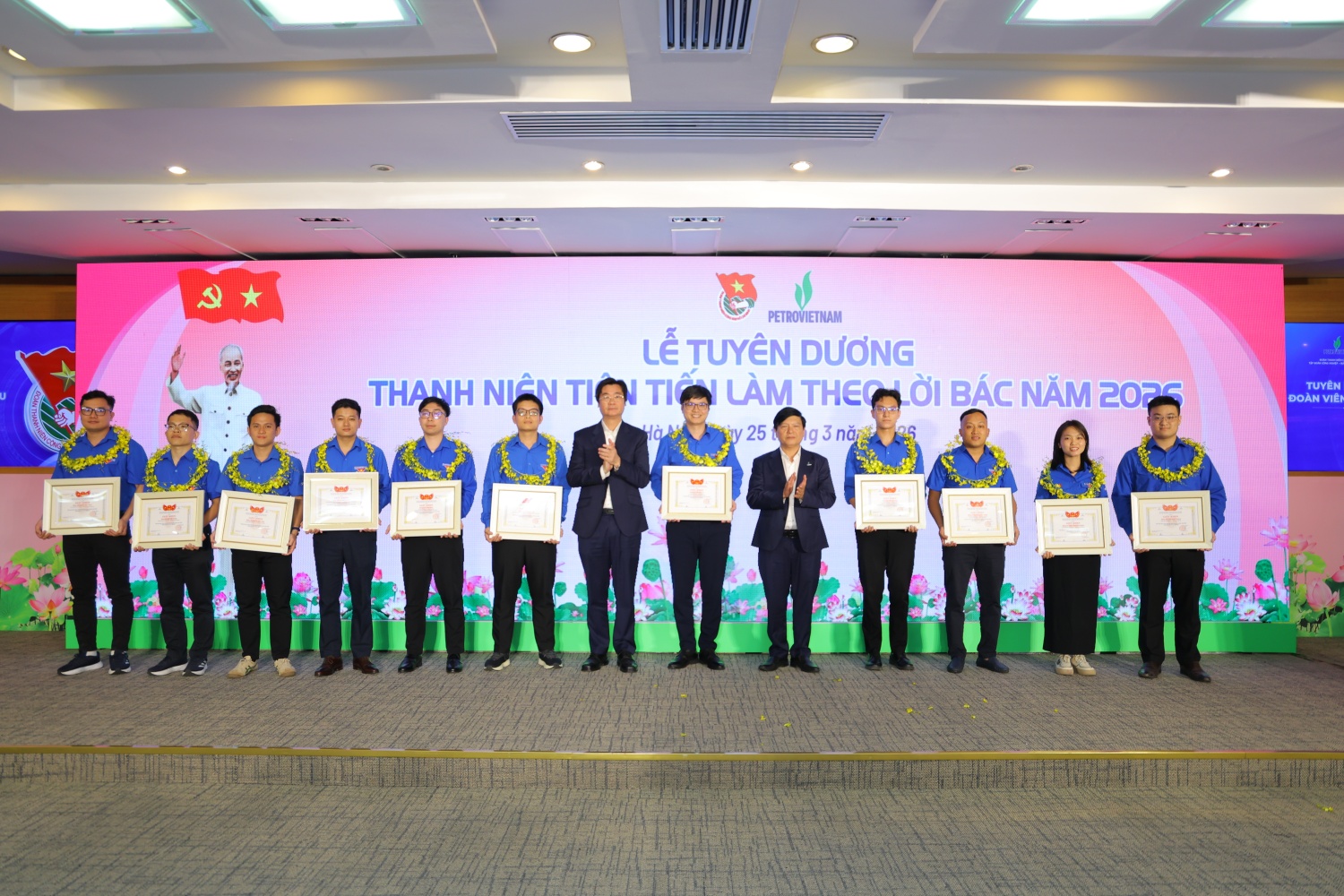 Đồng chí Nguyễn Mạnh Kha - Ủy viên BCH Đảng bộ, Chủ tịch Công đoàn Tập đoàn và đồng chí Lê Anh Chiến - Ủy viên BCH Đảng bộ, Phó Trưởng ban Tuyên giáo và Dân vận Đảng ủy Tập đoàn trao tuyên dương đoàn viên tiêu biểu và sinh viên tiêu biểu