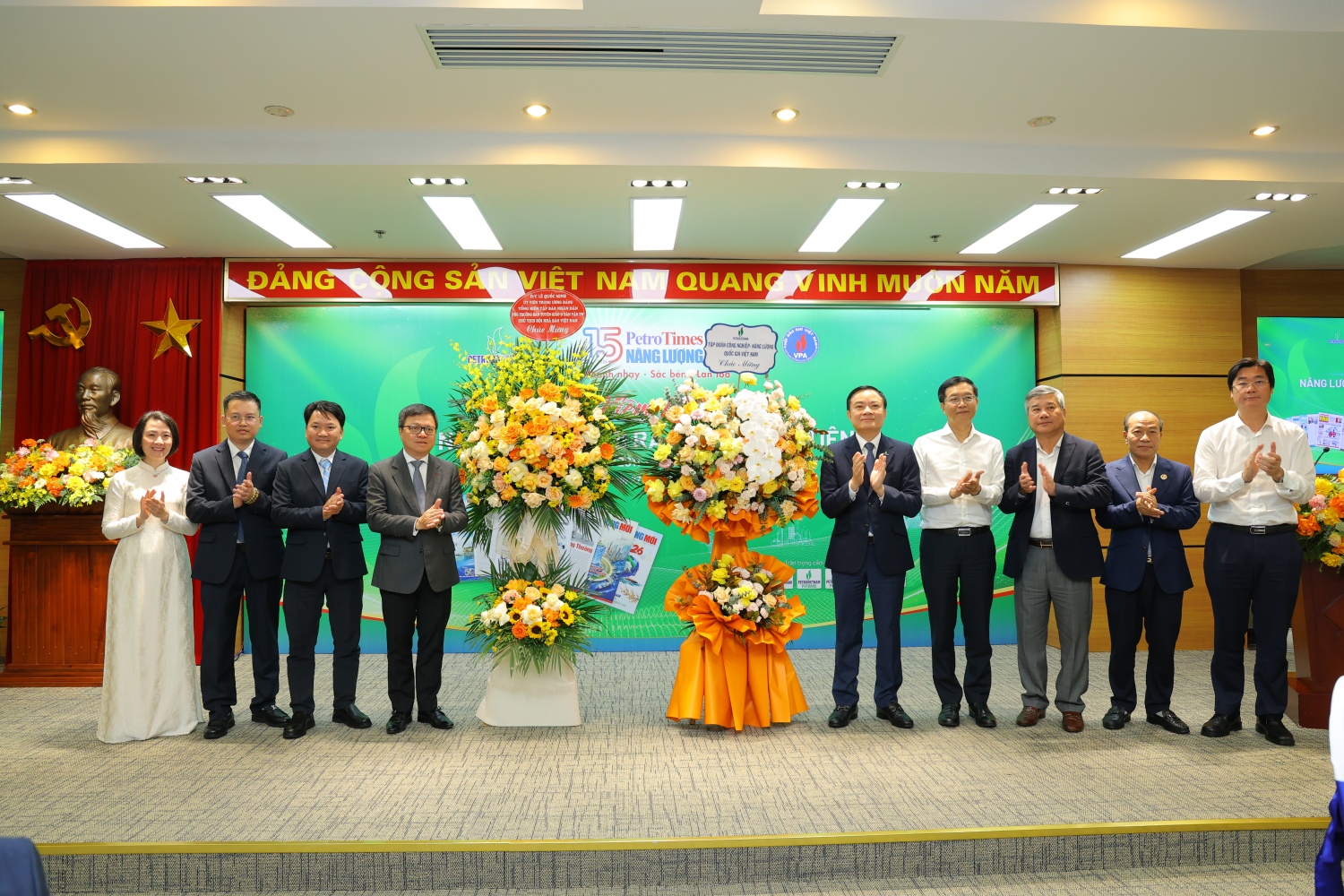 Ông Lê Quốc Minh - Ủy viên Trung ương Đảng, Phó Trưởng Ban Tuyên giáo và Dân vận Trung ương, Tổng Biên tập Báo Nhân Dân, Chủ tịch Hội Nhà báo Việt Nam; ông Lê Ngọc Sơn - Bí thư Đảng ủy, Chủ tịch HĐTV Petrovietnam; cùng lãnh đạo Petrovietnam tặng hoa chúc mừng Tạp chí Năng lượng Mới - PetroTimes nhân kỷ niệm 15 năm ra số báo đầu tiên.