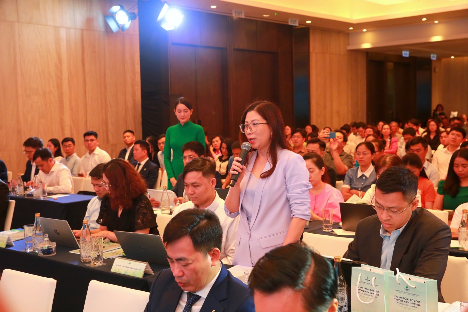Cổ đông đặt câu hỏi về hoạt động sản xuất kinh doanh của BSR tại Đại hội.
