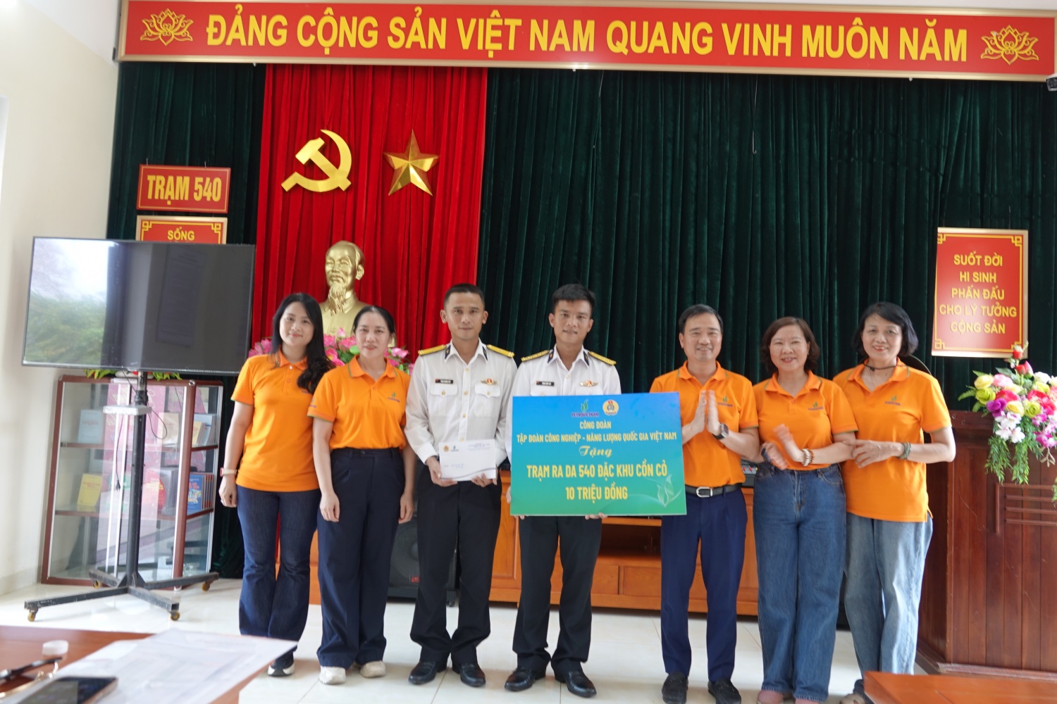 Công đoàn Petrovietnam trao tặng Trạm Ra đa 540 số tiền 10 triệu đồng.