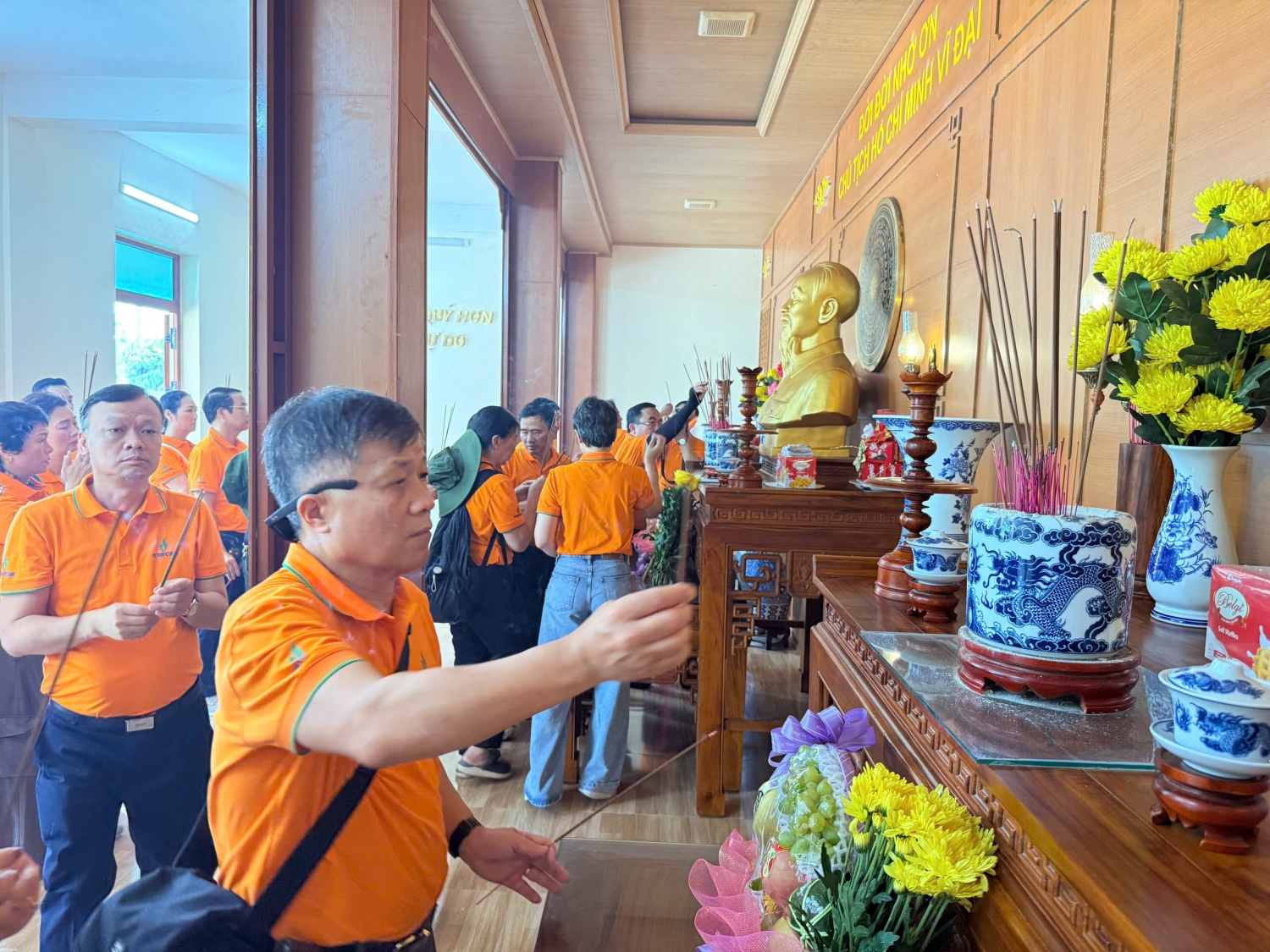 Đoàn dâng hương tại Nhà tưởng niệm Chủ tịch Hồ Chí Minh ở đặc khu Cồn Cỏ.