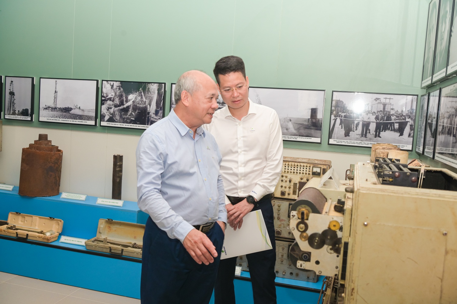 Ông Đinh Văn Sơn - nguyên Thành viên HĐTV Petrovietnam giới thiệu chi tiết về các thiết bị kỹ thuật, giúp các cán bộ hiểu rõ hơn về điều kiện sản xuất còn nhiều hạn chế trong giai đoạn đầu.