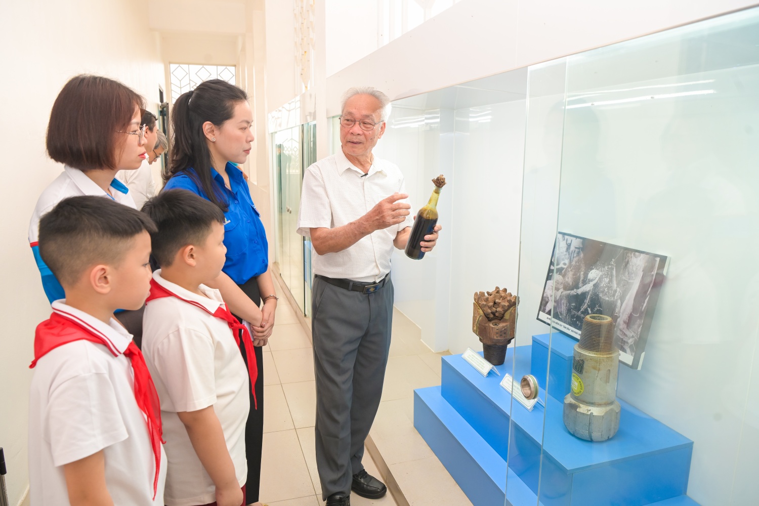 Ông Nguyễn Xuân Nhự - nguyên Vụ phó Vụ Dầu khí, Văn phòng Chính phủ chia sẻ với thế hệ trẻ về nguồn gốc chai dầu đầu tiên, khơi dậy niềm tự hào về những bước khởi đầu của ngành.