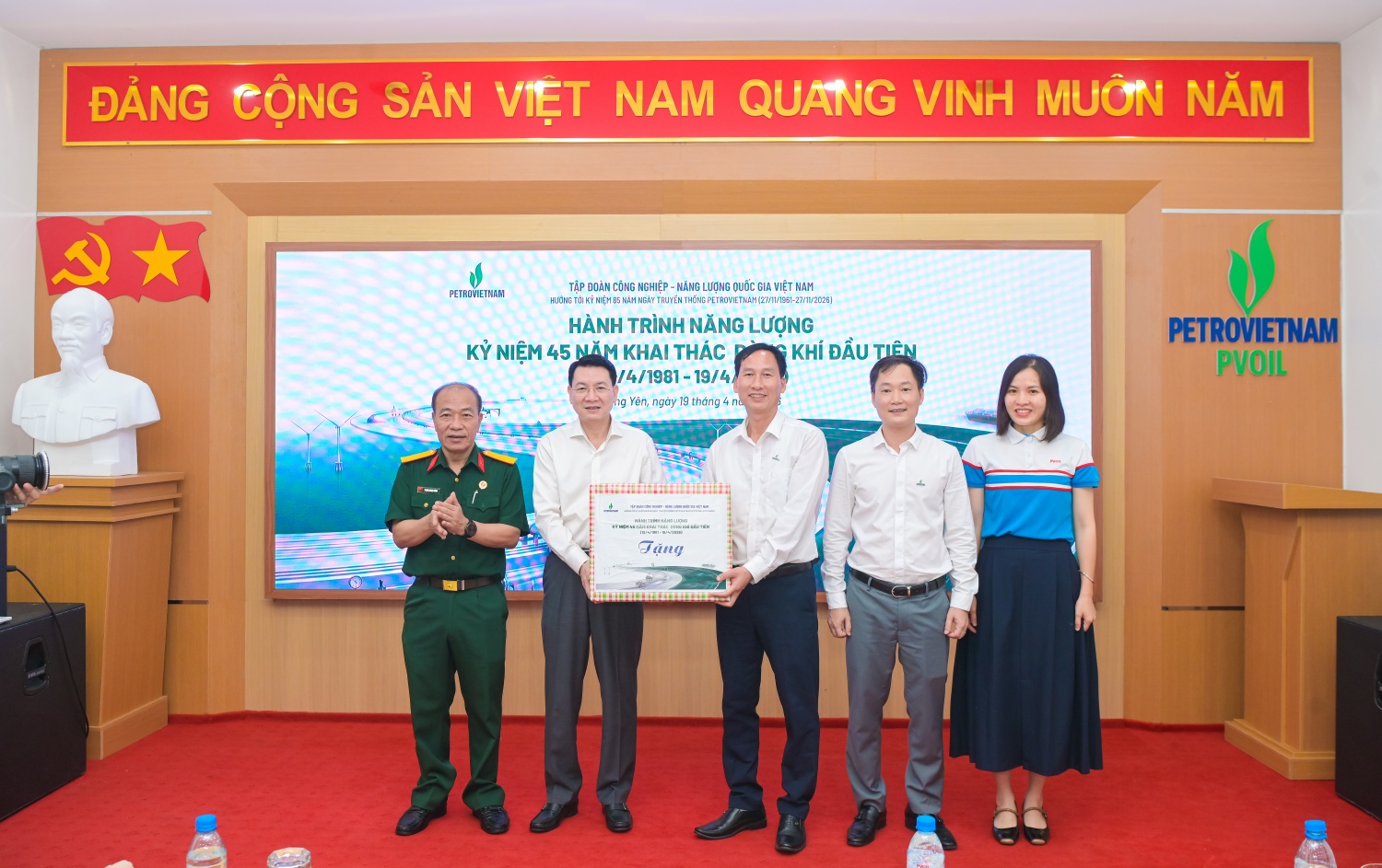Lãnh đạo Petrovietnam trao tặng quà cho Hội Dầu khí Sông Hồng, đồng thời kỳ vọng đơn vị tiếp tục phát huy vai trò kết nối, gìn giữ và lan tỏa giá trị của ngành.