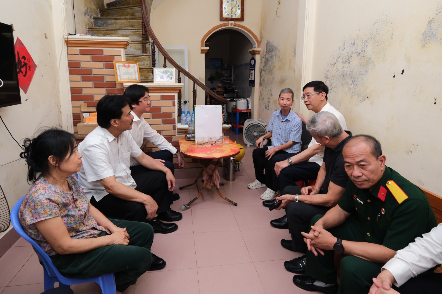 Đoàn công tác Petrovietnam đến thăm và tặng quà nhân dân địa phương.