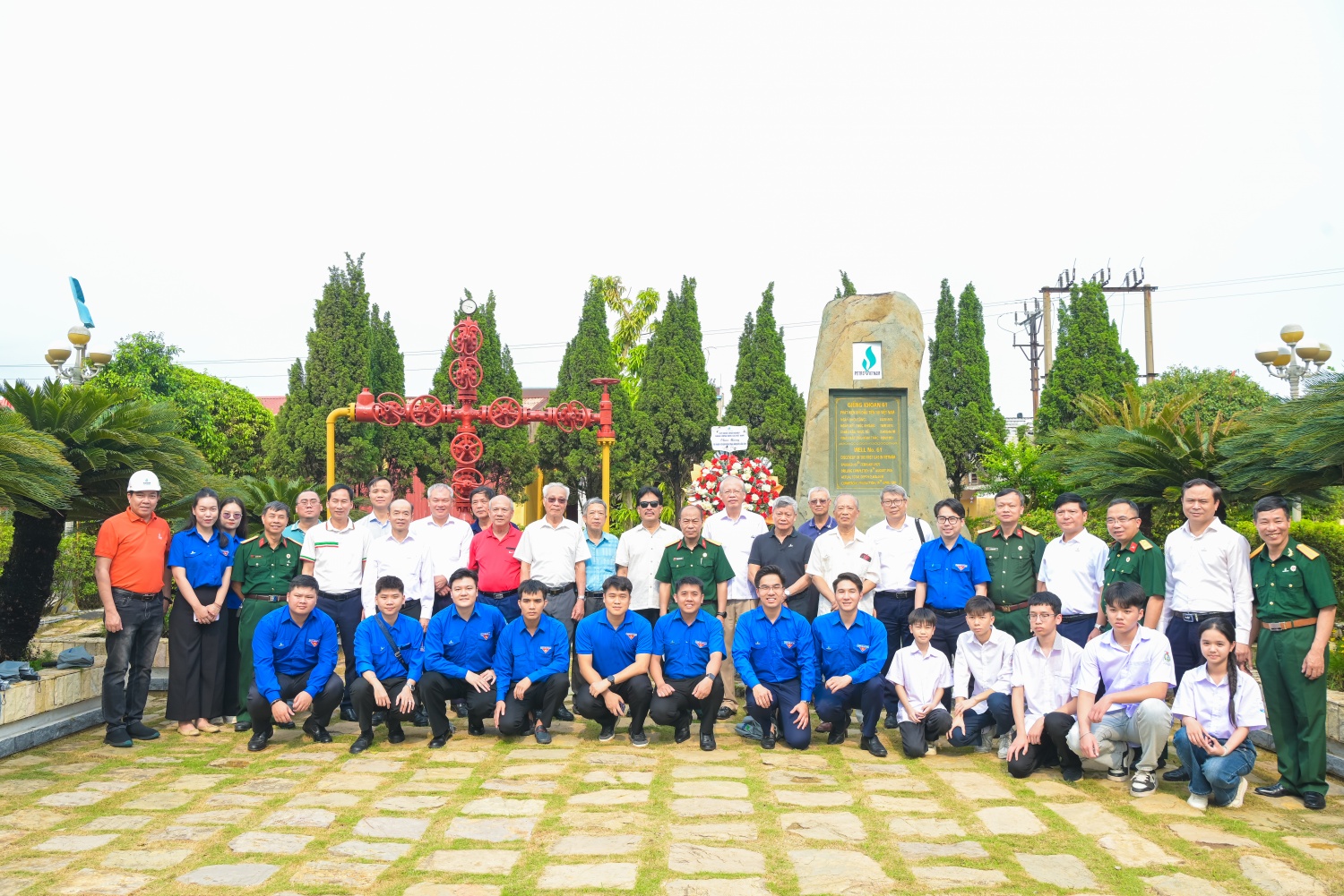 Các thế hệ người Dầu khí tại khu lưu niệm giếng khoan GK61 – nơi được coi là “Giếng tổ” của ngành Dầu khí Việt Nam