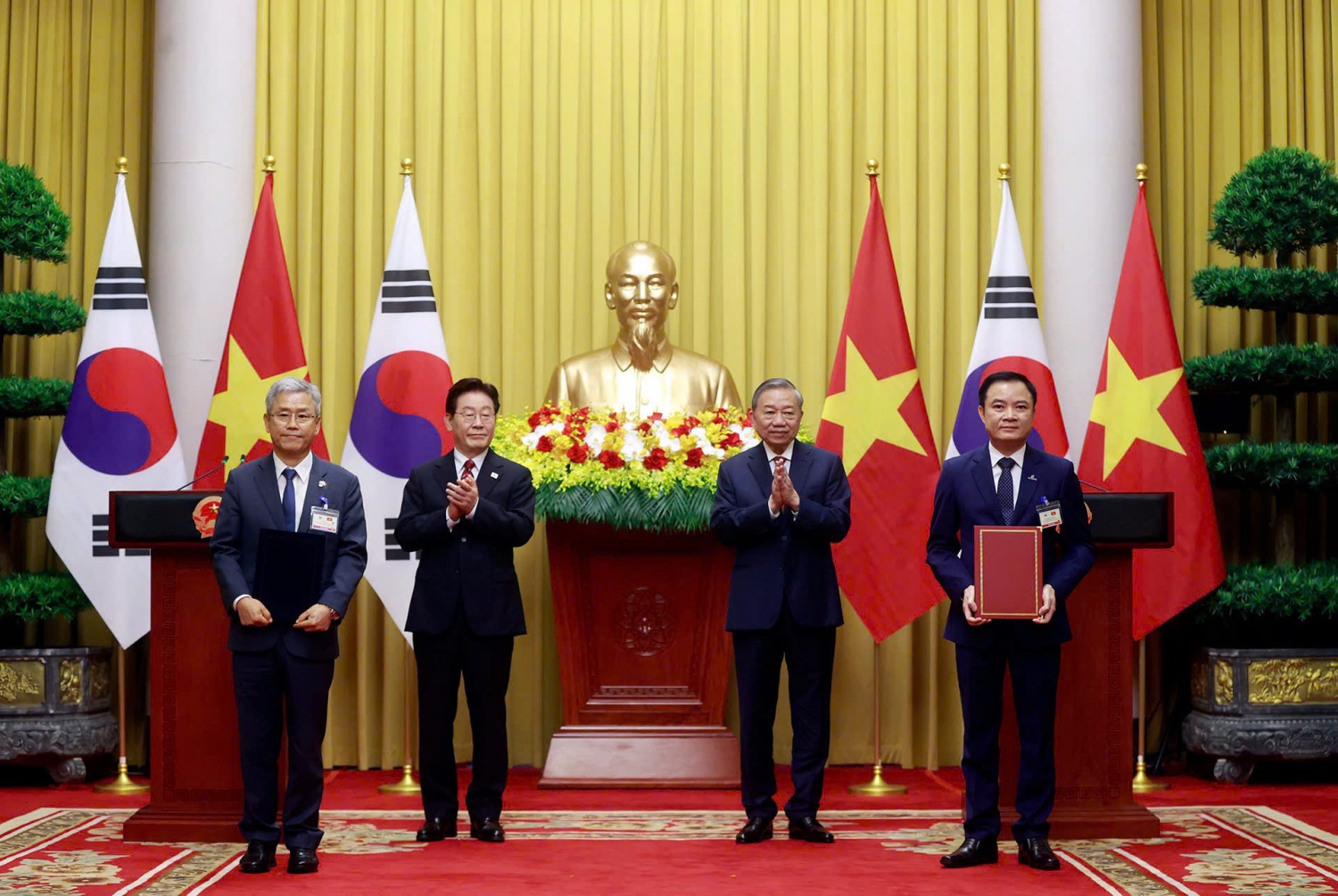 Chủ tịch HĐTV Petrovietnam Lê Ngọc Sơn và Chủ tịch KEPCO Kim Dong Cheol trao biên bản ghi nhớ về nghiên cứu hợp tác phát triển nhà máy điện hạt nhân.