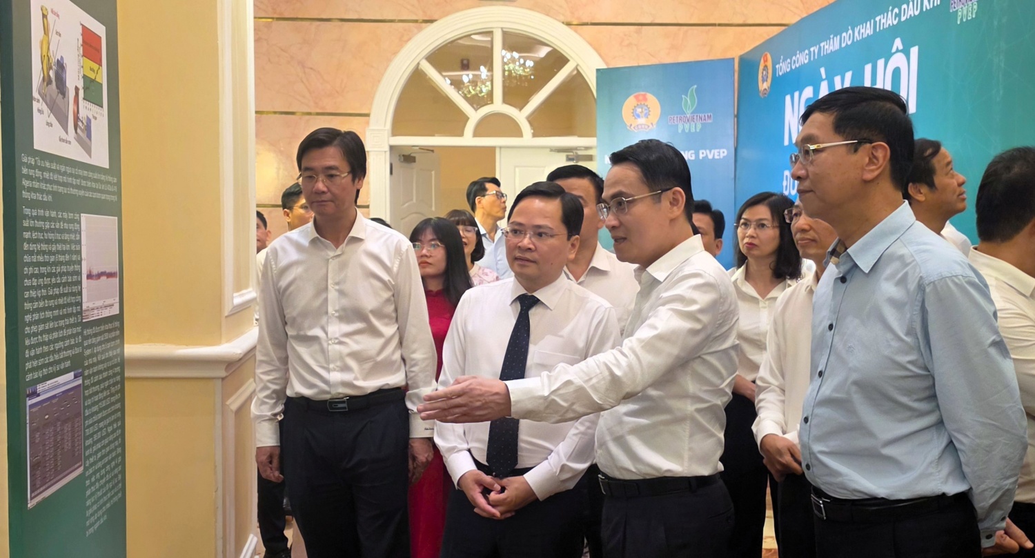 Ông Nguyễn Anh Tuấn - Chủ tịch Tổng Liên đoàn Lao động Việt Nam tham quan 