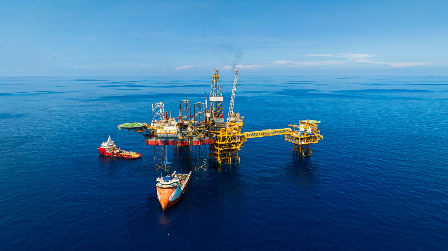 Chỉ tiêu sản lượng khai thác dầu thô của Petrovietnam 4 tháng đầu năm tăng 14,3% so với cùng kỳ năm 2025. Đây là kết quả tích cực khi Petrovietnam đã tích cực phát triển và đưa vào khai thác sớm mỏ mới, tối ưu sản lượng khai thác các mỏ hiện hữu bằng nhiều giải pháp ứng dụng khoa học công nghệ.
