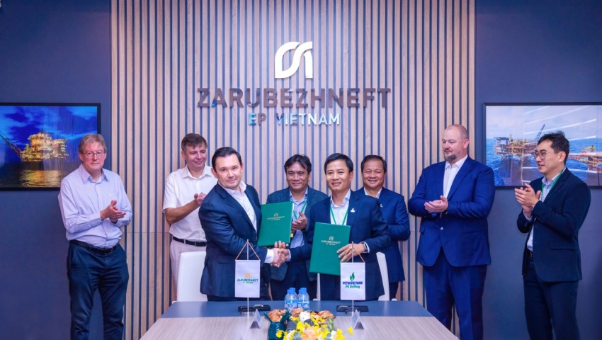 Ông Nguyễn Đình Dương – Phó Tổng giám đốc PV Drilling và ông Alexander Mikhaylov - Tổng giám đốc Zarubezhneft EP Vietnam B.V. thực hiện lễ ký hợp đồng trước sự chứng kiến của các bên