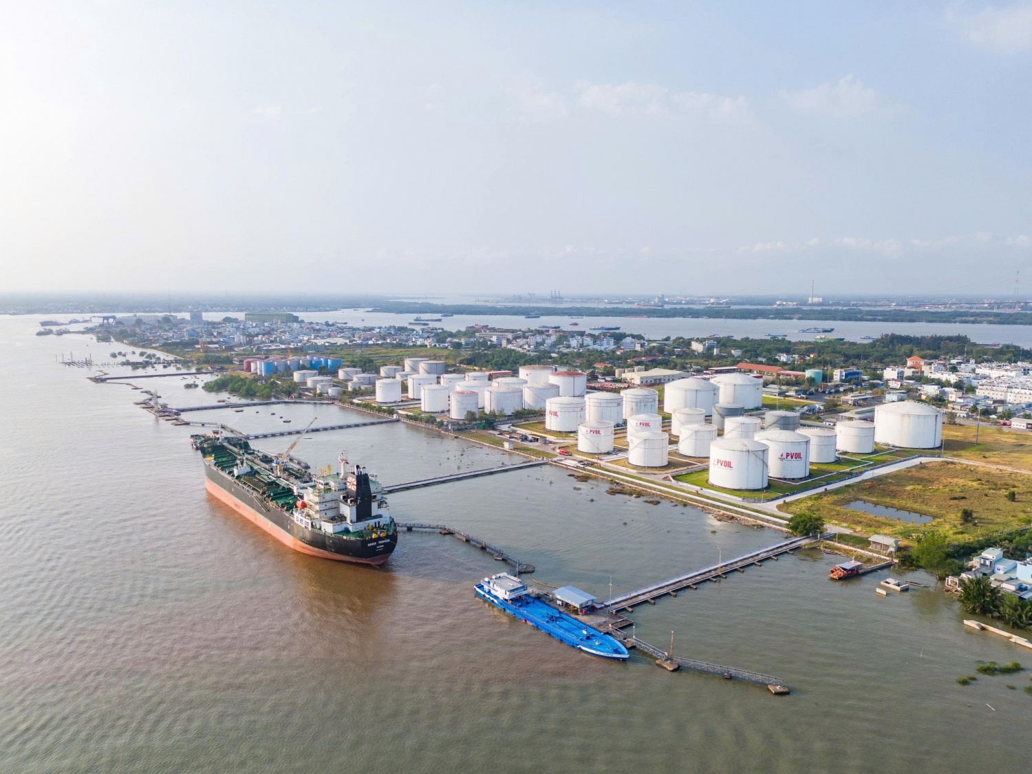 Tàu đang nhập hàng vào kho PVOIL Nhà Bè, thuộc PVOIL, đơn vị thành viên của Petrovietnam.