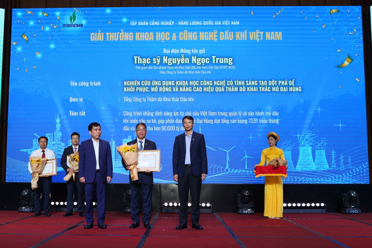 ỹ sư Nguyễn Ngọc Trung - Phó Giám đốc Chi nhánh Thăm dò Khai thác Dầu khí Nam Côn Sơn, PVEP, đại diện đồng tác giả cụm công trình “Nghiên cứu ứng dụng khoa học công nghệ để khôi phục, mở rộng và nâng cao hiệu quả khai thác mỏ Đại Hùng” nhận bằng khen.