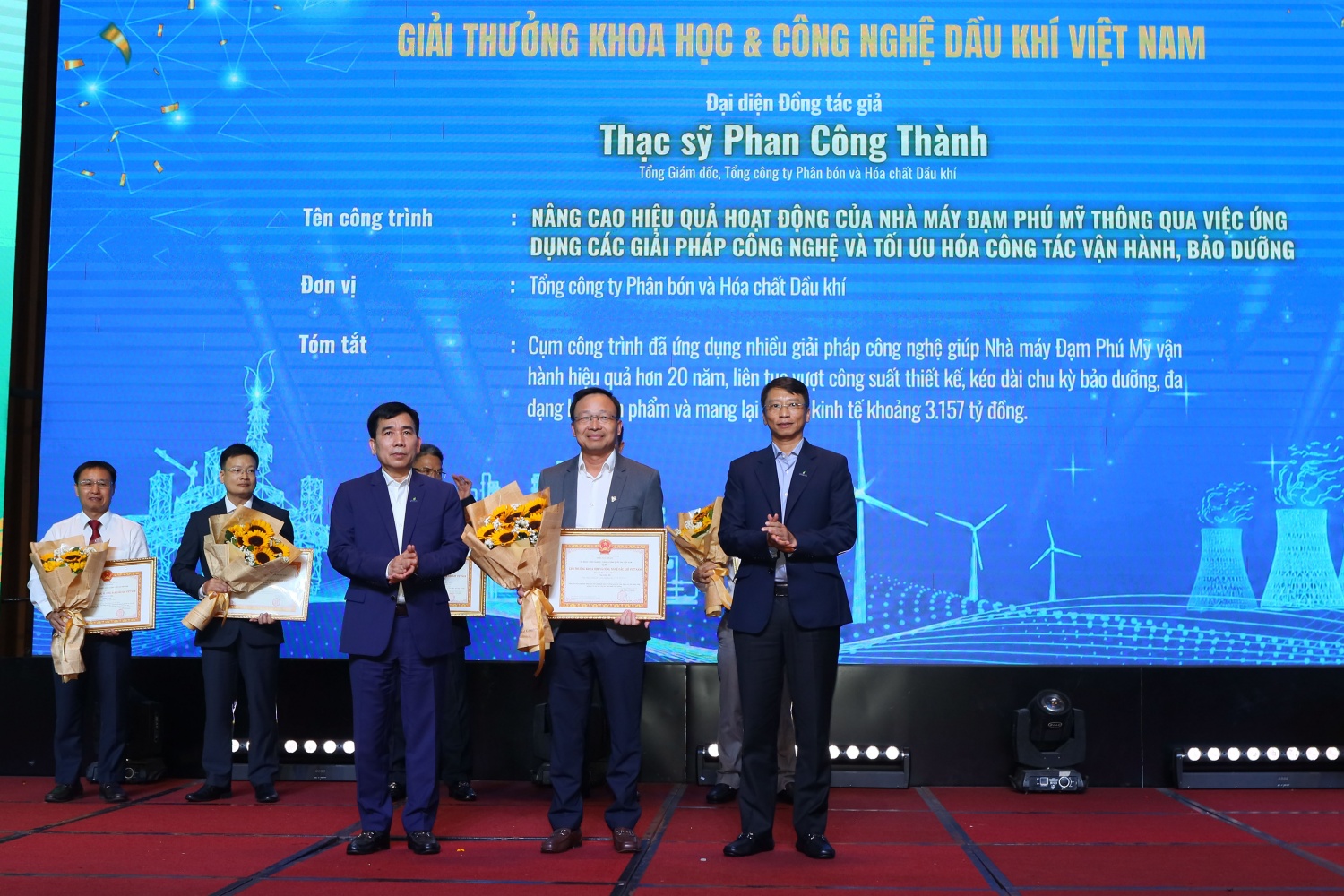 Thạc sĩ Phan Công Thành - Tổng Giám đốc PVFCCo - Phú Mỹ, đại diện đồng tác giả cụm công trình “Nâng cao hiệu quả hoạt động Nhà máy Đạm Phú Mỹ thông qua ứng dụng công nghệ và tối ưu vận hành, bảo dưỡng” nhận bằng khen.