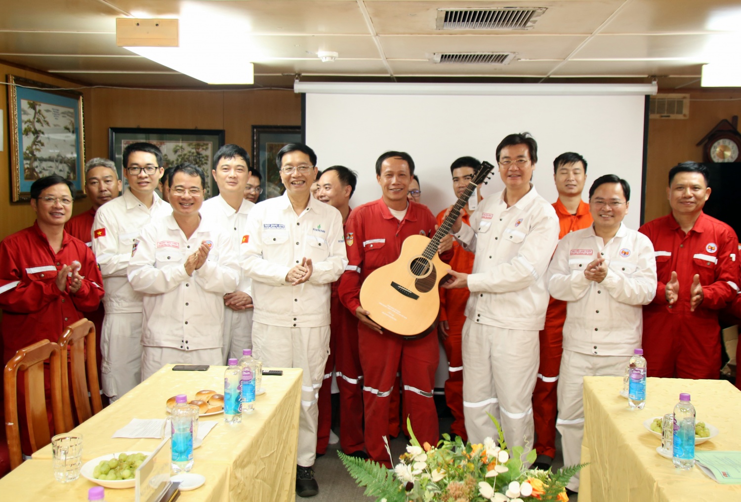 Chủ tịch Công đoàn Petrovietnam Nguyễn Mạnh Kha tặng cây đàn guitar cho người lao động làm việc trên cụm giàn.