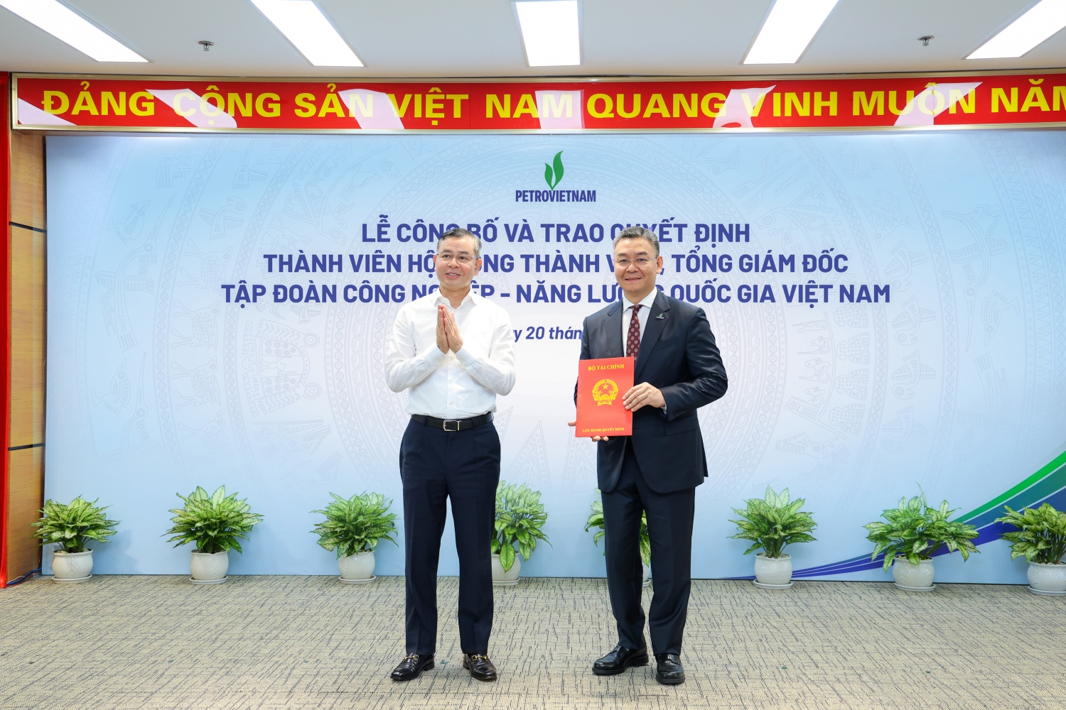 Bộ trưởng Bộ Tài chính Ngô Văn Tuấn trao quyết định bổ nhiệm Thành viên HĐTV Petrovietnam Lê Mạnh Cường