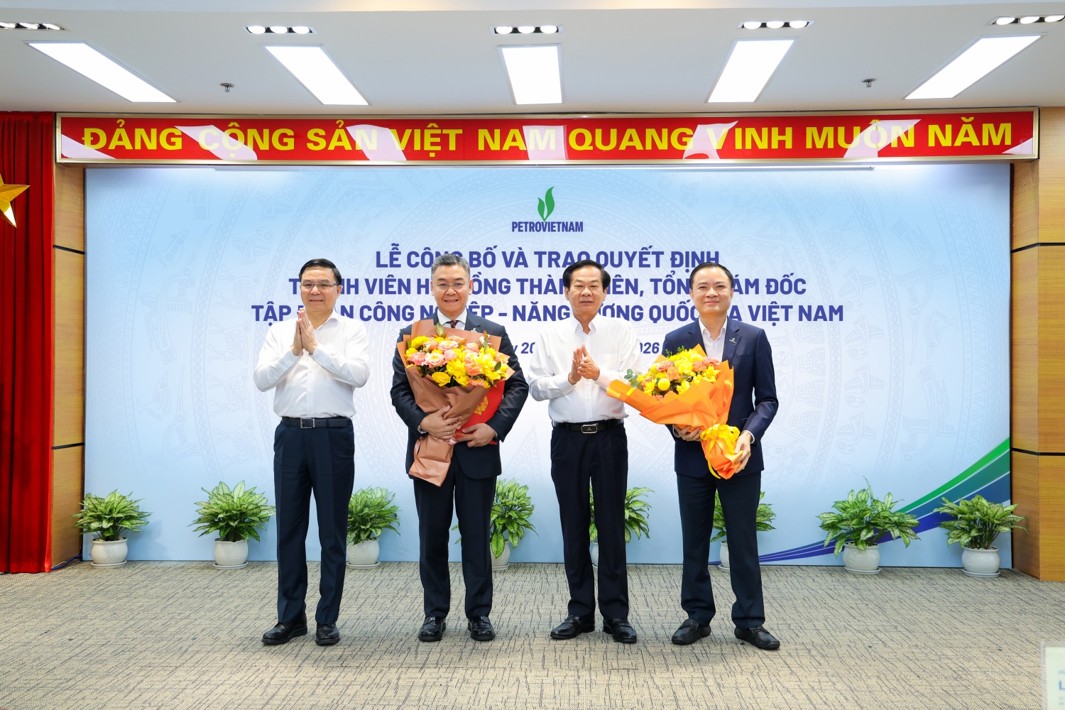 Bộ trưởng Bộ Nội vụ Đỗ Thanh Bình và Bộ trưởng Bộ Công Thương Lê Mạnh Hùng chúc mừng Petrovietnam đã kiện toàn nhân sự lãnh đạo cấp cao, tạo nền tảng vững chắc để Tập đoàn thực hiện tốt mục tiêu nhiệm vụ trong giai đoạn mới